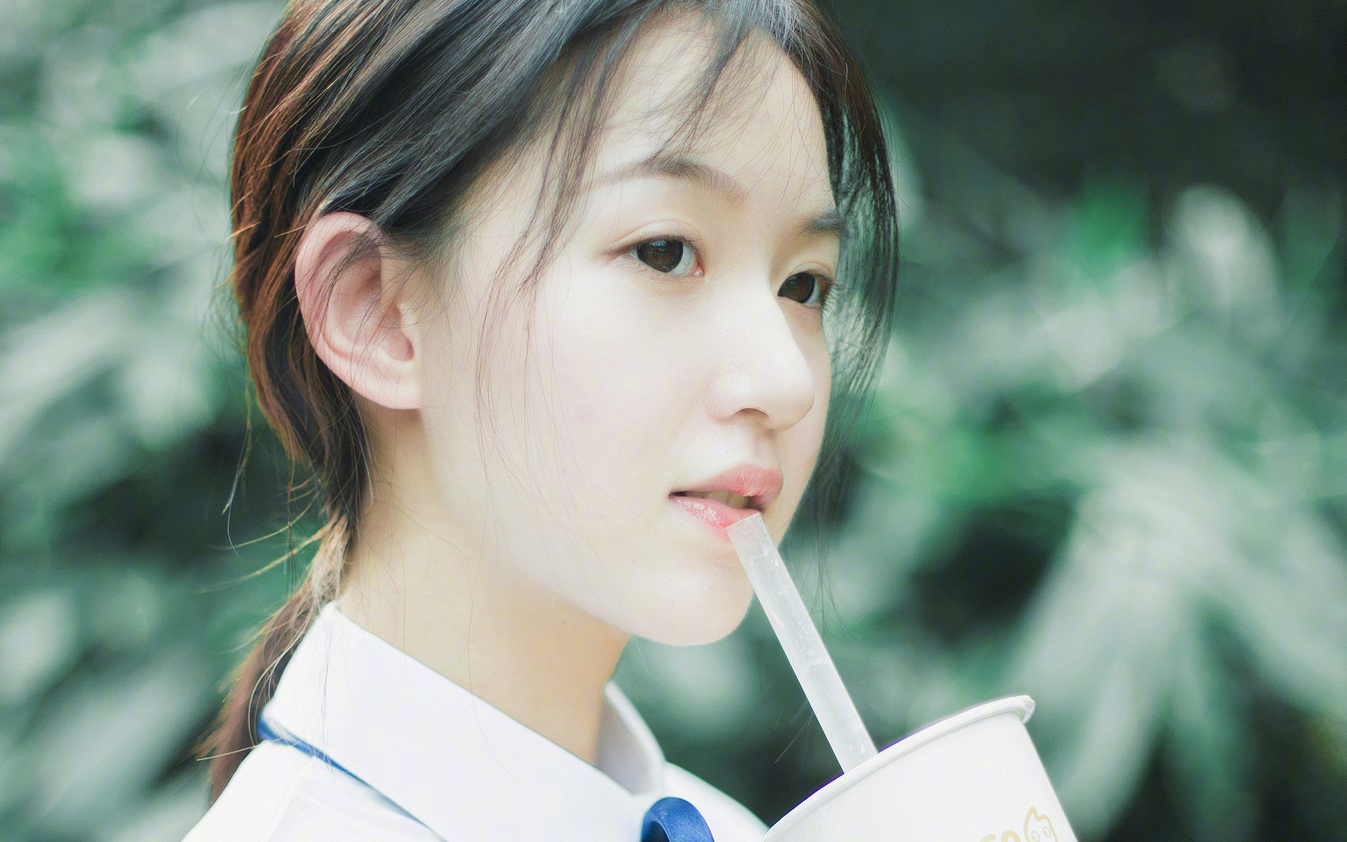 山野采蘑菇徒步，与大自然亲密接触，山上采蘑菇